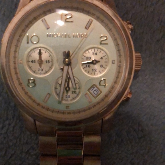 Good Michael kors watch.Comes with box gently worn - Picture 9 of 16